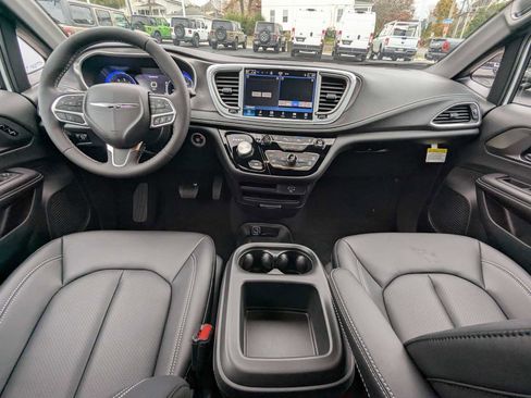 New 2026 Chrysler Pacifica Select image 18