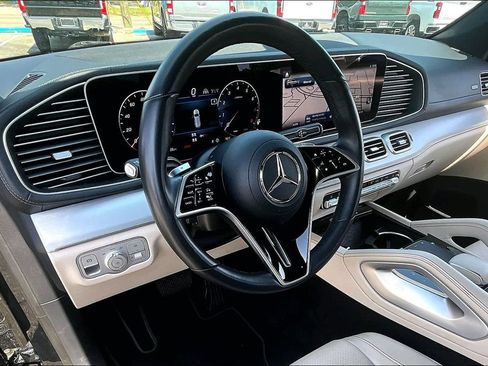 Used 2025 Mercedes-Benz GLS 450 4MATIC image 8