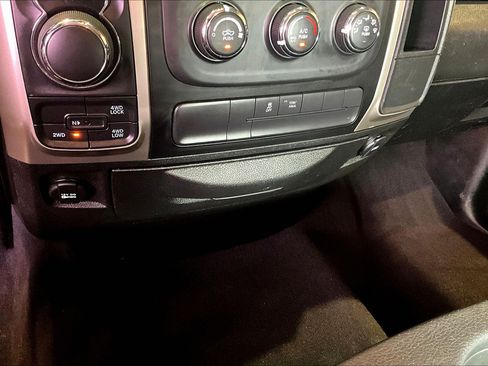 Used 2020 RAM 1500 Classic SLT AWD/4WD image 16
