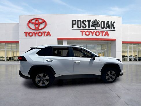 Used 2025 Toyota RAV4 LE AWD/4WD image 8