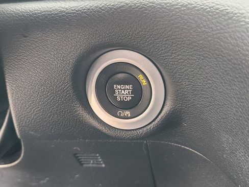 Used 2020 Chrysler Pacifica Touring-L w/ S Appearance Package FWD image 19