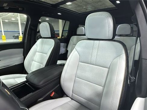 Used 2025 Chevrolet Traverse High Country image 12