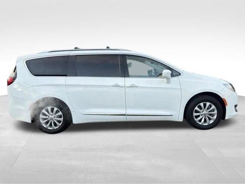 Used 2018 Chrysler Pacifica Touring-L FWD image 8