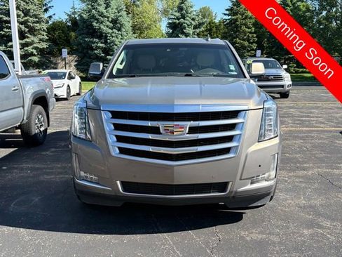 Used 2017 Cadillac Escalade ESV Luxury AWD/4WD image 2