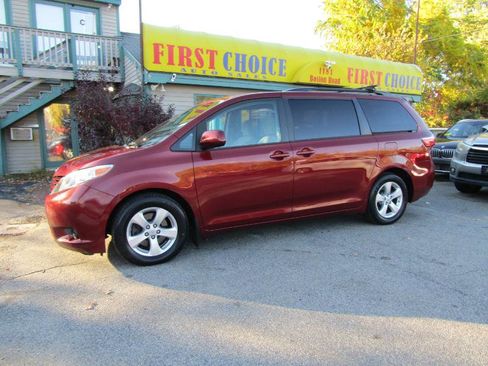 Used 2017 Toyota Sienna LE image 3