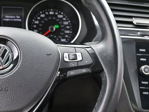 Used 2018 Volkswagen Tiguan SE w/ Panoramic Sunroof Package FWD image 16