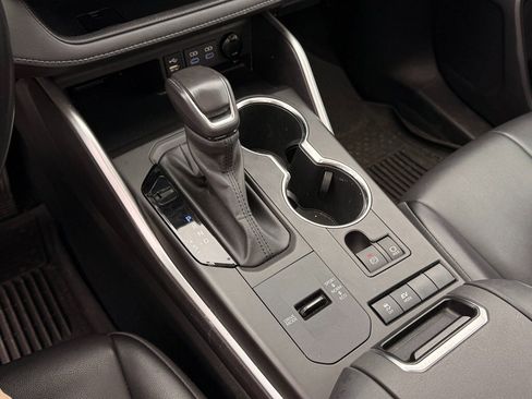 Used 2022 Toyota Highlander XLE image 13