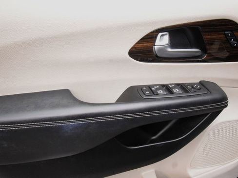 Used 2023 Chrysler Pacifica Limited FWD image 26