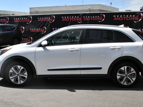 Used 2022 Kia Niro EX FWD image 4