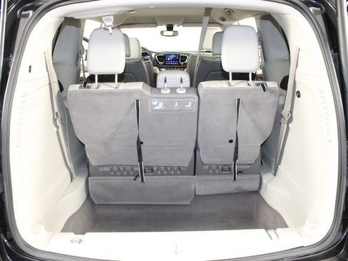 Used 2018 Chrysler Pacifica Touring-L FWD image 18