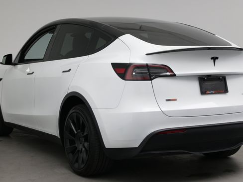 Used 2023 Tesla Model Y Long Range AWD/4WD image 4