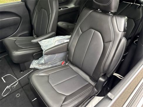 New 2026 Chrysler Pacifica Select image 30