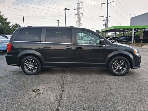Used 2017 Dodge Grand Caravan SXT FWD image 4
