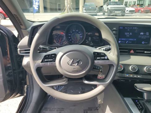 Used 2022 Hyundai Elantra SE image 22