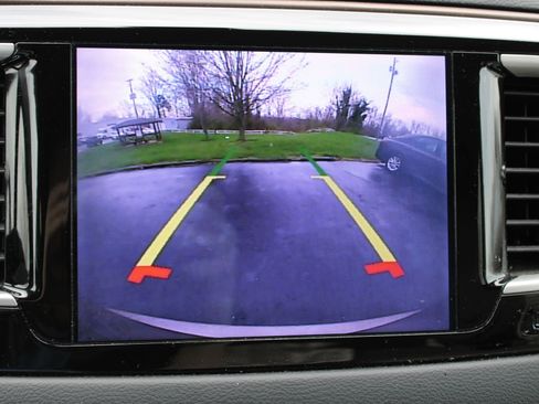 Used 2017 Chrysler Pacifica Touring-L image 38