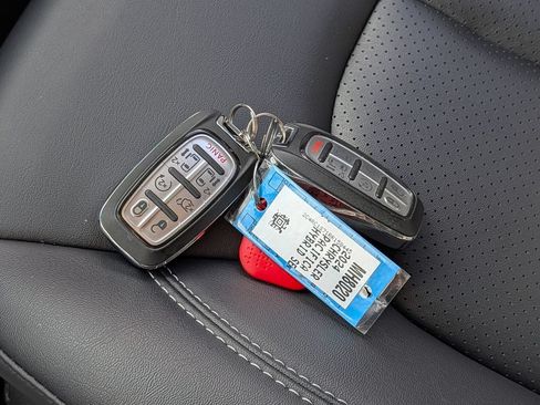 Used 2024 Chrysler Pacifica Limited FWD image 34