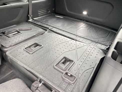 Used 2022 Chevrolet Traverse RS w/ LPO, Floor Liner Package image 32