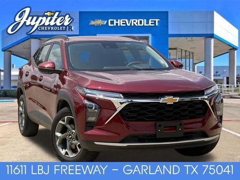 Used 2025 Chevrolet Trax LT FWD image 1