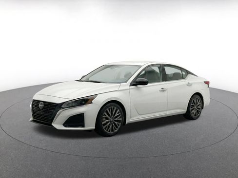 Used 2025 Nissan Altima 2.5 SV FWD image 3