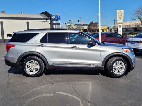 Used 2023 Ford Explorer XLT image 3