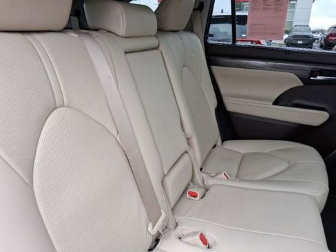 Used 2021 Toyota Highlander Limited image 13