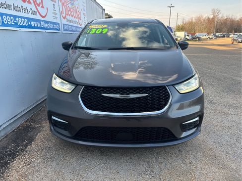 Used 2023 Chrysler Pacifica Touring-L image 5