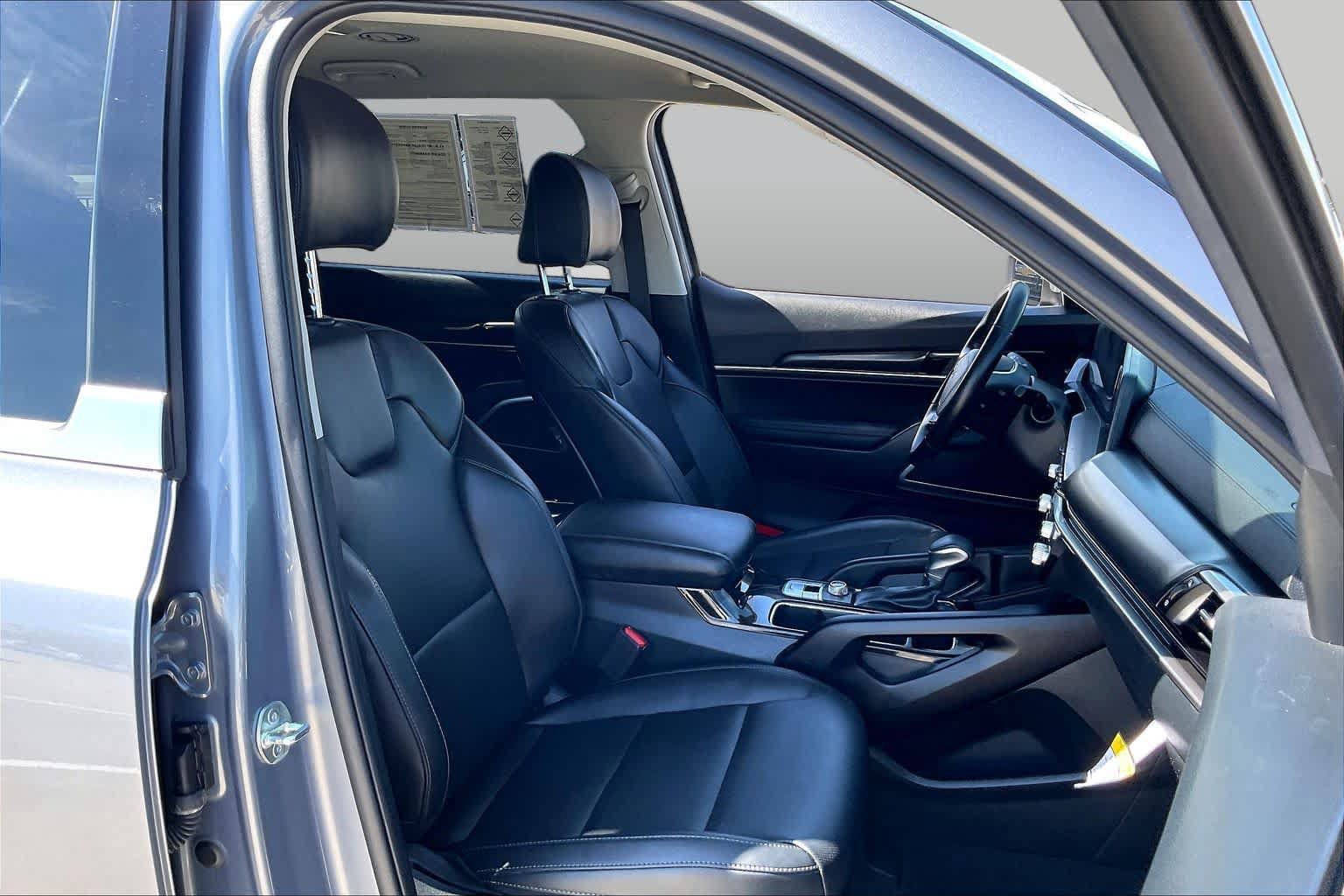 Used 2025 Kia Telluride LX FWD image 9