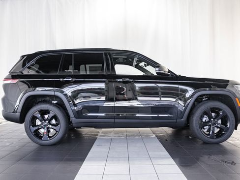 New 2025 Jeep Grand Cherokee Altitude image 3