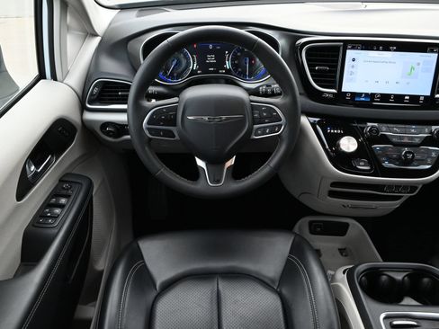 Used 2023 Chrysler Pacifica Touring-L FWD image 10