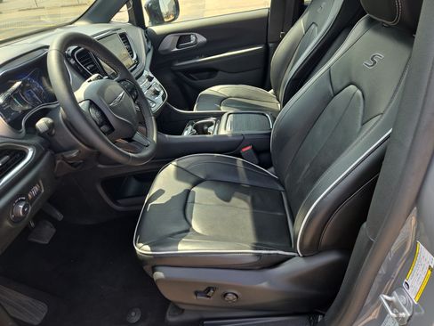 Certified 2025 Chrysler Pacifica Limited FWD image 5