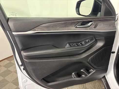 Used 2023 Jeep Grand Cherokee Limited AWD/4WD image 14
