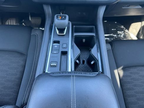 Used 2024 Nissan Pathfinder SV FWD image 11