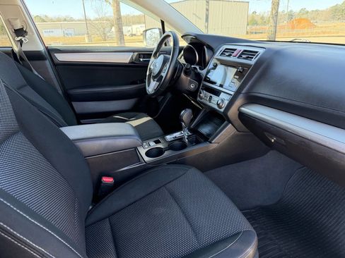 Used 2017 Subaru Outback 2.5i Premium AWD/4WD image 11