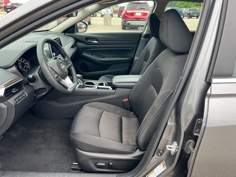 Used 2024 Nissan Altima 2.5 SV FWD image 3