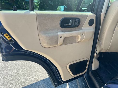 Used 2003 Land Rover Discovery SE image 32