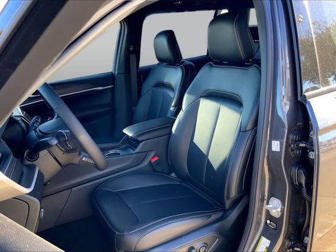 New 2025 Jeep Grand Cherokee L Limited w/ Black Appearance Package AWD/4WD image 9