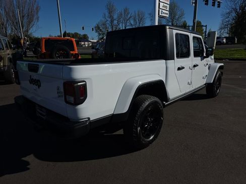 Certified 2022 Jeep Gladiator Sport AWD/4WD image 5
