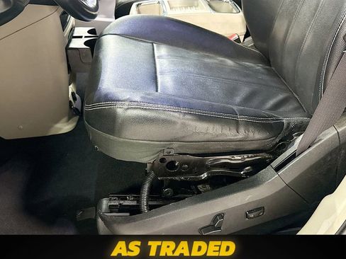 Used 2015 Chrysler Town & Country Touring FWD image 20