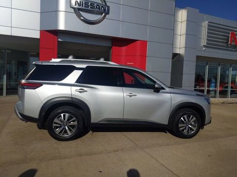 Used 2025 Nissan Pathfinder SL AWD/4WD image 2