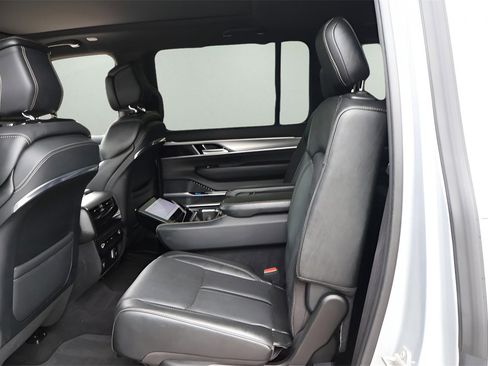 Used 2023 Jeep Grand Wagoneer 4WD image 17