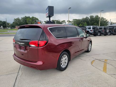 Used 2023 Chrysler Voyager LX FWD image 5