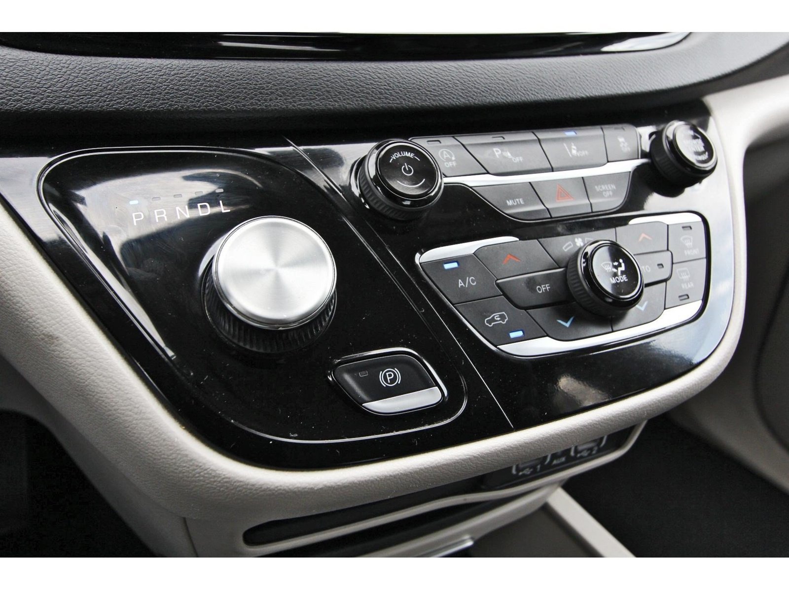 Used 2024 Chrysler Pacifica Touring-L FWD image 27