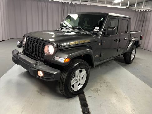 Used 2021 Jeep Gladiator Sport image 3