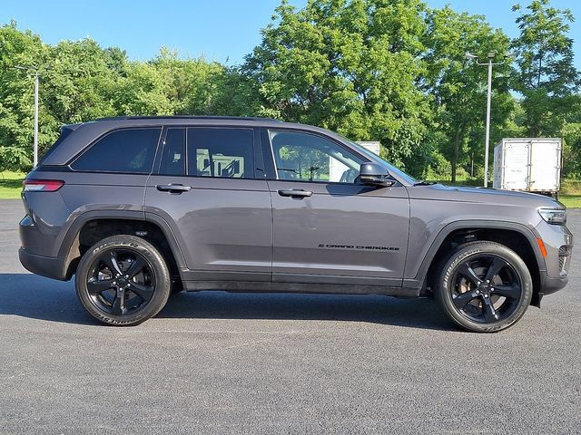 Used 2022 Jeep Grand Cherokee Altitude AWD/4WD image 10