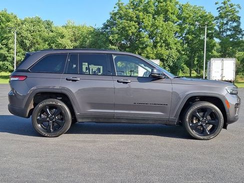 Used 2022 Jeep Grand Cherokee Altitude AWD/4WD image 10