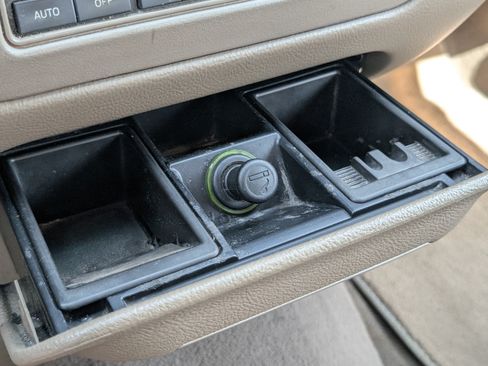 Used 2003 Lincoln Town Car Signature RWD image 17
