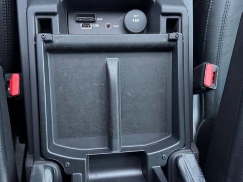 Used 2017 Land Rover Discovery SE image 37