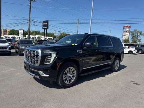 Used 2025 GMC Yukon XL Denali AWD/4WD image 3