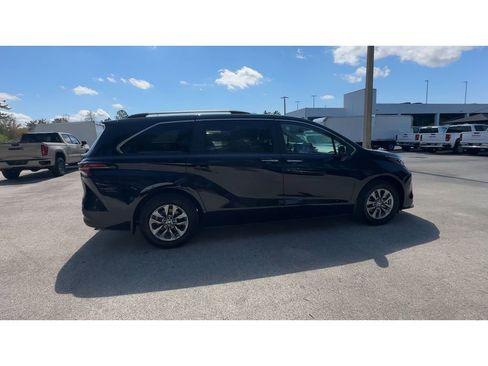 Used 2025 Toyota Sienna XLE image 9