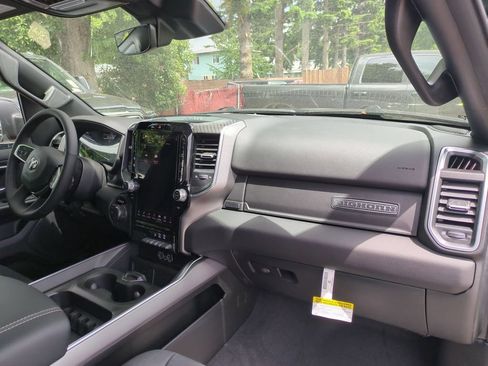 New 2026 RAM 1500 4x4 Crew Cab image 17